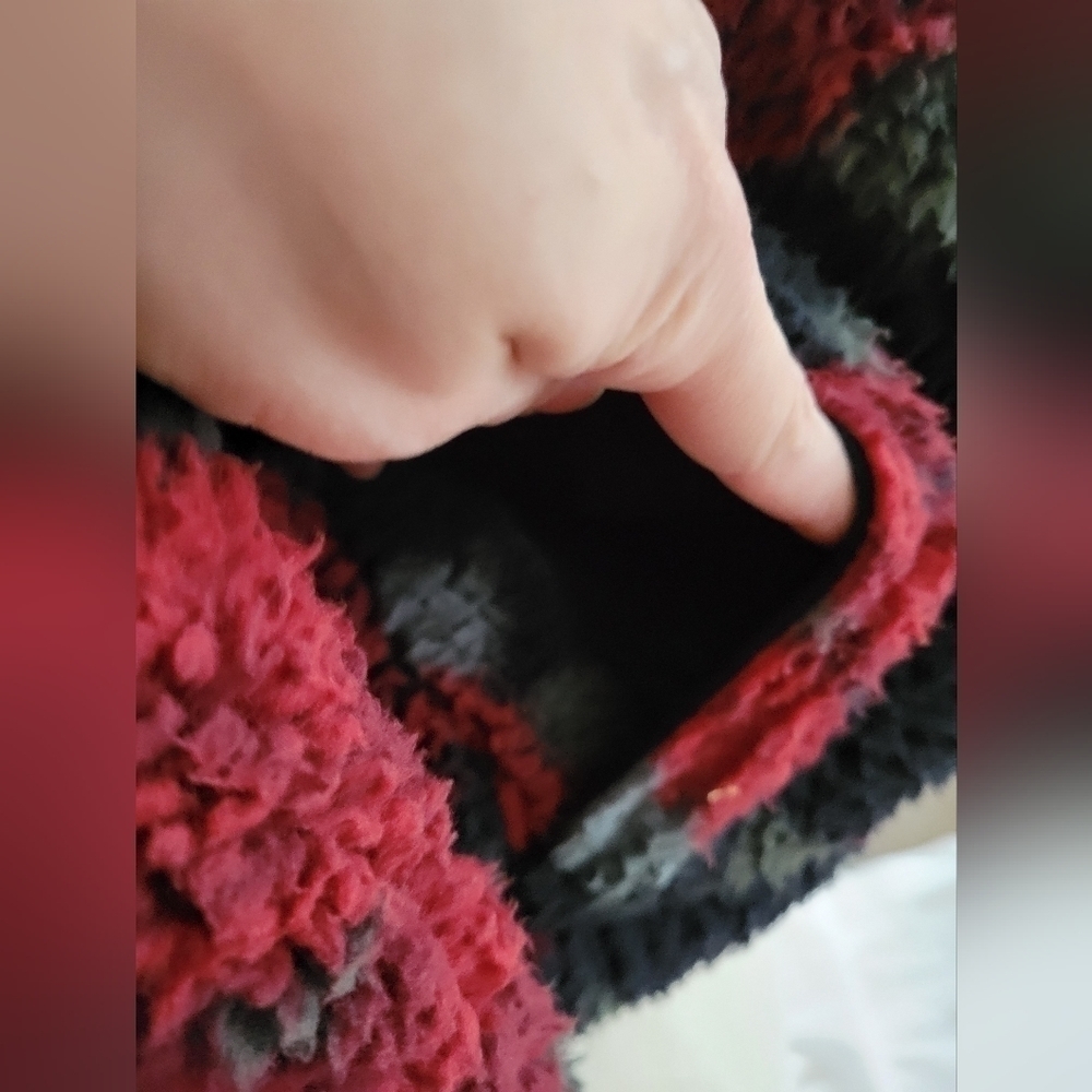 Hollister black & red rose pattern sherpa drop shoulder crop pullover S - Picture 5 of 13